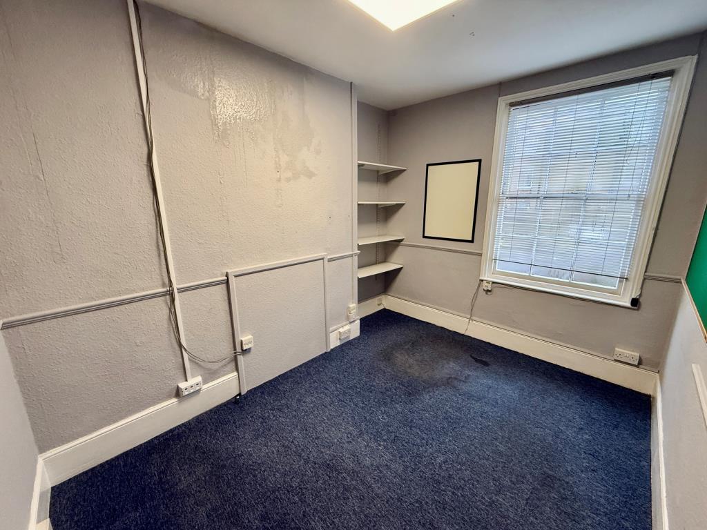 Lot: 44461 - ATTRACTIVE PERIOD BUILDING WITH POTENTIAL - First floor